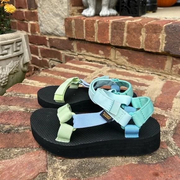 Teva women’s vibrant colorful platform sandals - Picture 4 of 5